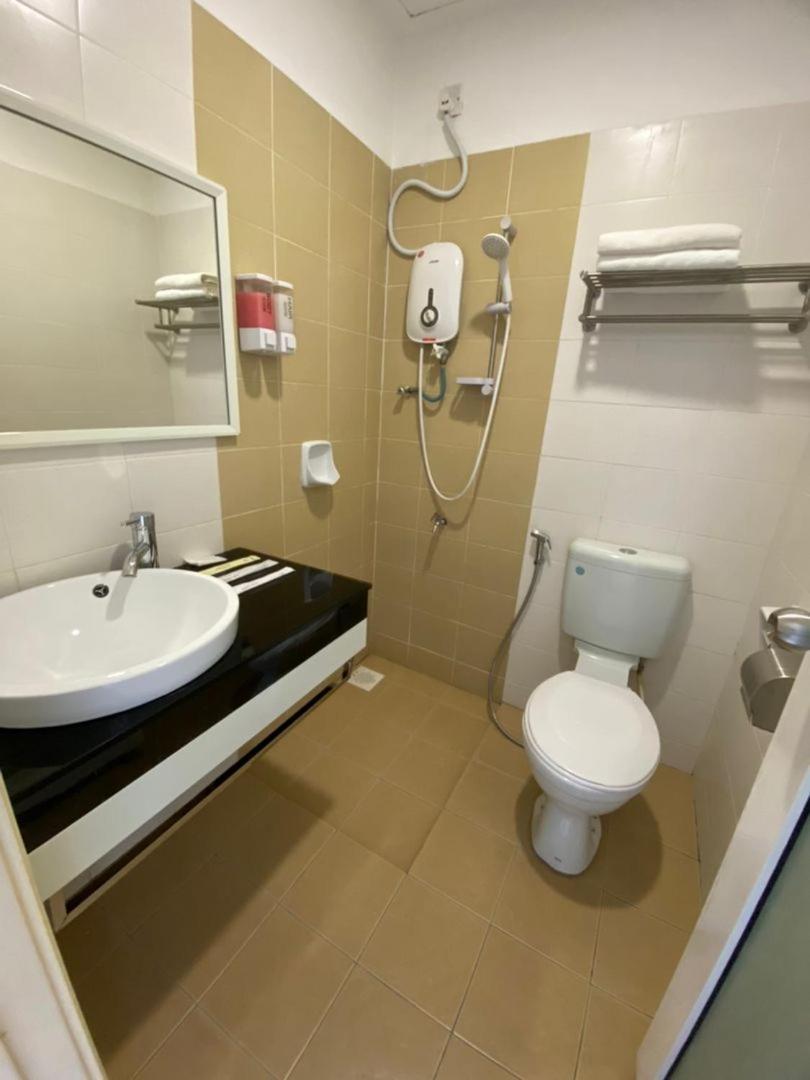 Havona Hotel - Taman Tropika Kulai Exteriör bild
