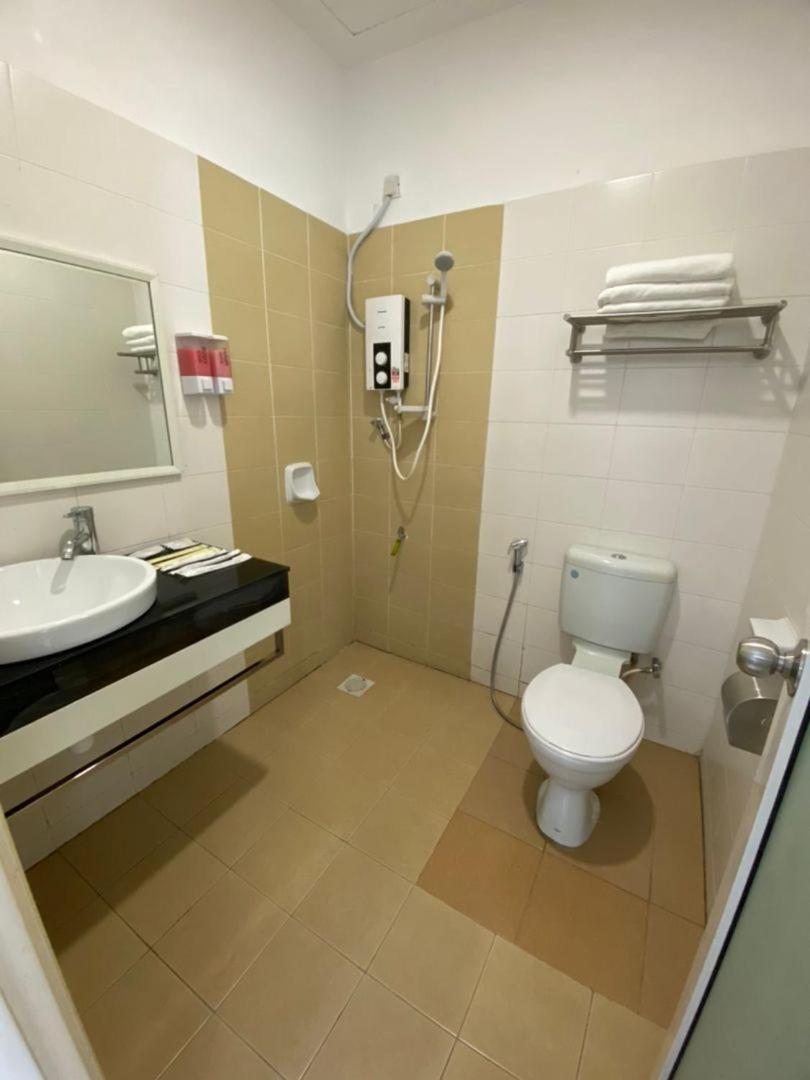 Havona Hotel - Taman Tropika Kulai Exteriör bild