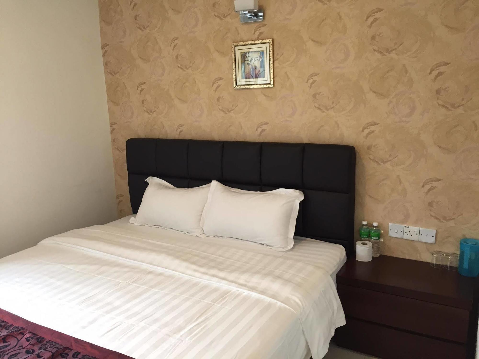 Havona Hotel - Taman Tropika Kulai Exteriör bild