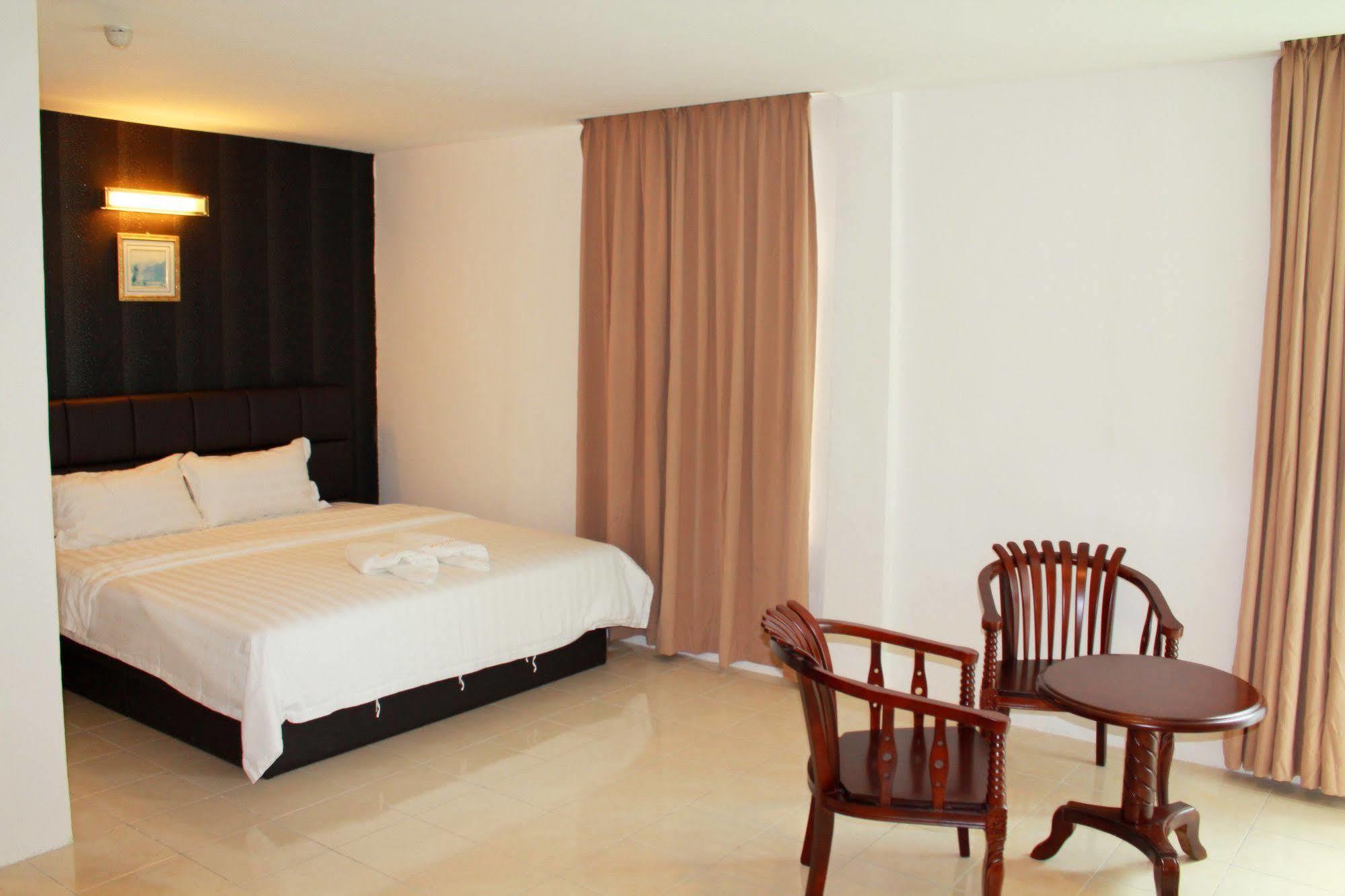 Havona Hotel - Taman Tropika Kulai Exteriör bild