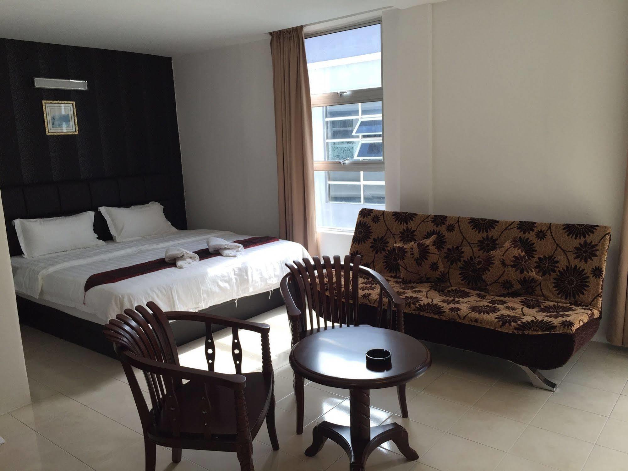 Havona Hotel - Taman Tropika Kulai Exteriör bild