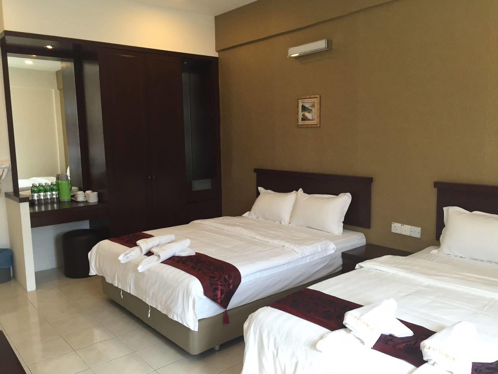 Havona Hotel - Taman Tropika Kulai Exteriör bild